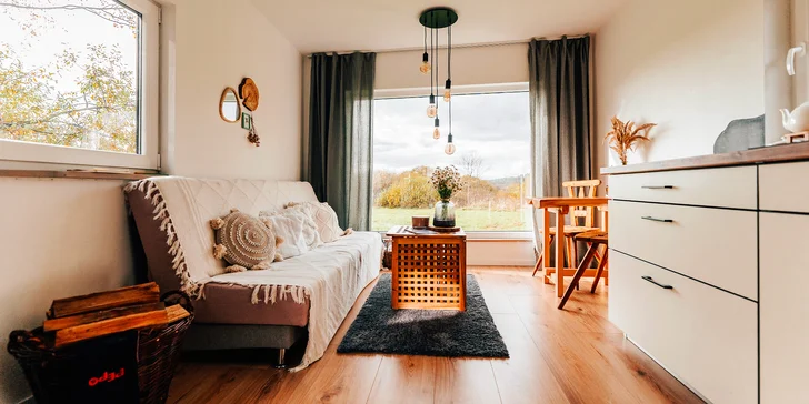 Vybavený tiny house uprostred prírody s vonkajším posedením
