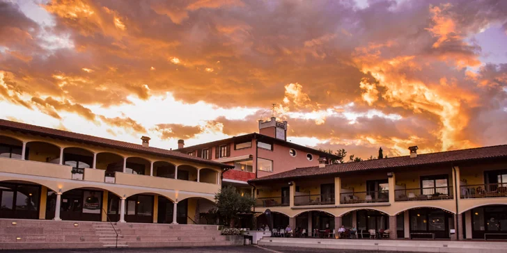 Hotel s bazénom, wellness a polpenziou pri Lago di Garda len 150 m od vychýrenej pláže La Romantica