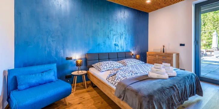 Moderná vila obklopená prírodou: panoramatické výhľady, súkromná terasa, krb, športovisko aj privátny wellness