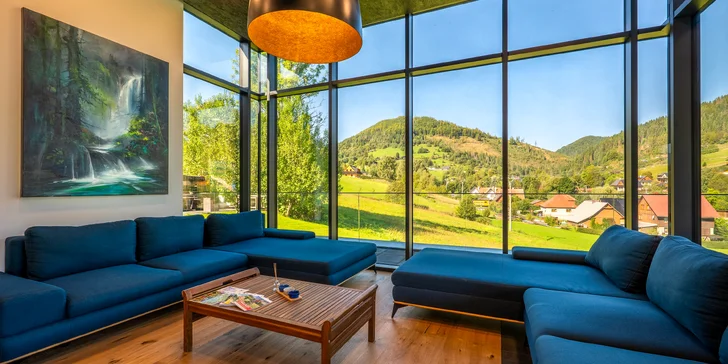 Moderná vila obklopená prírodou: panoramatické výhľady, súkromná terasa, krb, športovisko aj privátny wellness