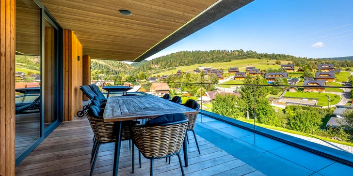 Moderná vila obklopená prírodou: panoramatické výhľady, súkromná terasa, krb, športovisko aj privátny wellness
