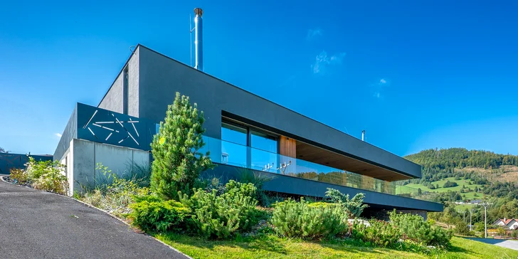 Moderná vila obklopená prírodou: panoramatické výhľady, súkromná terasa, krb, športovisko aj privátny wellness