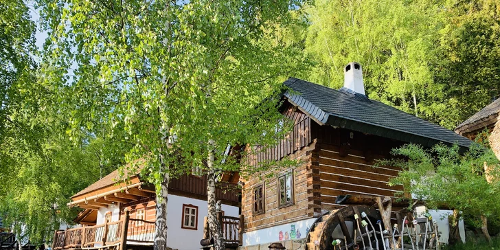 Rodinný pobyt v Rozprávkovej dedinke s polpenziou a vstupom do bazéna