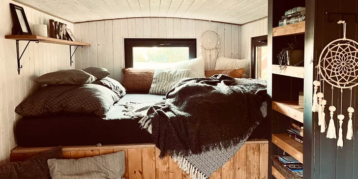 Relax v štýlovej maringotke vo východných Čechách pre dvoch: kuchynka aj terasa s ohniskom