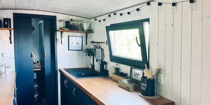 Relax v štýlovej maringotke vo východných Čechách pre dvoch: kuchynka aj terasa s ohniskom