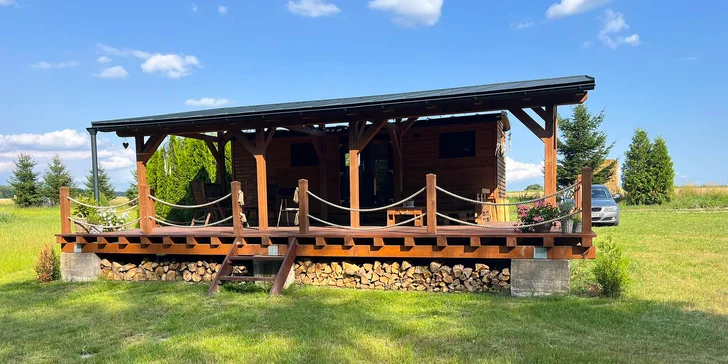 Relax v štýlovej maringotke vo východných Čechách pre dvoch: kuchynka aj terasa s ohniskom