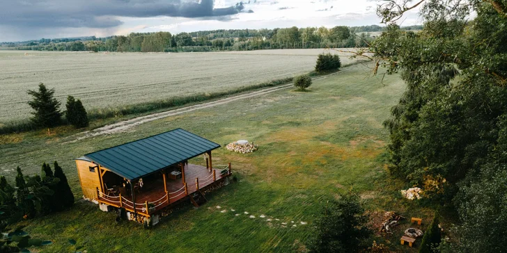 Relax v štýlovej maringotke vo východných Čechách pre dvoch: kuchynka aj terasa s ohniskom