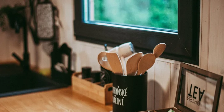 Relax v štýlovej maringotke vo východných Čechách pre dvoch: kuchynka aj terasa s ohniskom