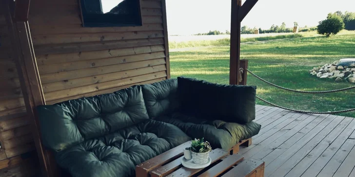 Relax v štýlovej maringotke vo východných Čechách pre dvoch: kuchynka aj terasa s ohniskom