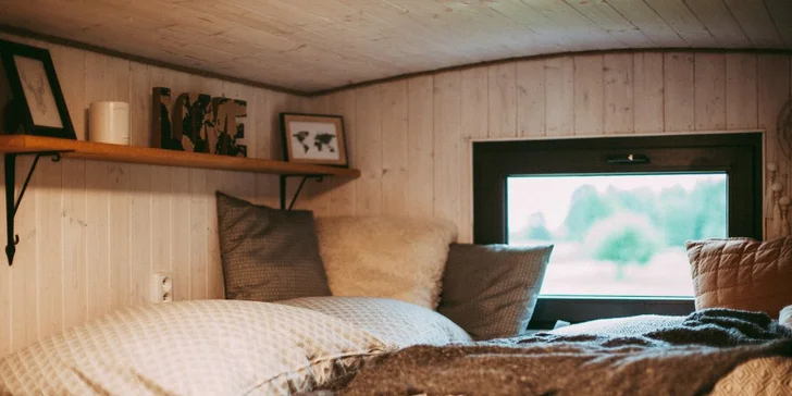 Relax v štýlovej maringotke vo východných Čechách pre dvoch: kuchynka aj terasa s ohniskom