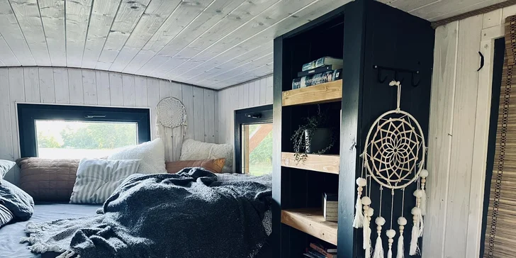 Relax v štýlovej maringotke vo východných Čechách pre dvoch: kuchynka aj terasa s ohniskom