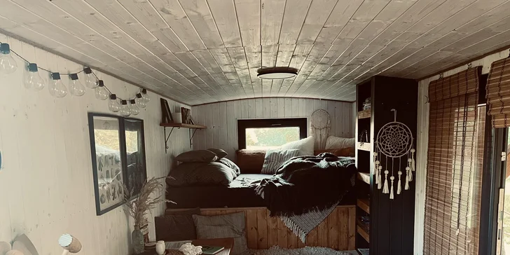 Relax v štýlovej maringotke vo východných Čechách pre dvoch: kuchynka aj terasa s ohniskom