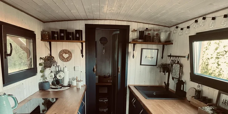 Relax v štýlovej maringotke vo východných Čechách pre dvoch: kuchynka aj terasa s ohniskom