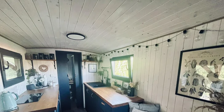 Relax v štýlovej maringotke vo východných Čechách pre dvoch: kuchynka aj terasa s ohniskom