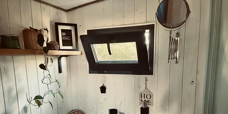 Relax v štýlovej maringotke vo východných Čechách pre dvoch: kuchynka aj terasa s ohniskom