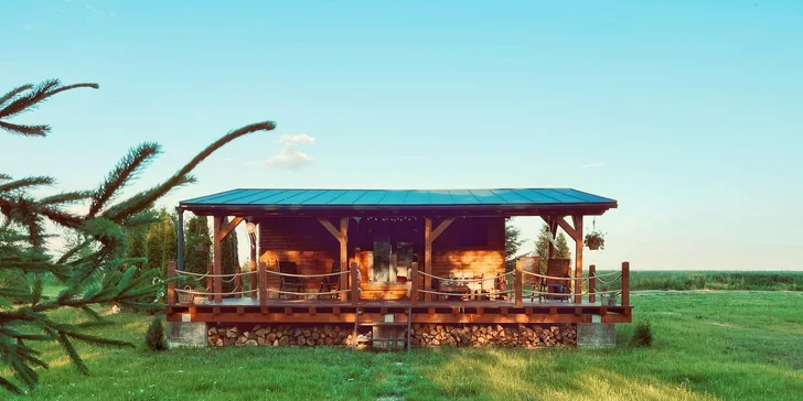 Relax v štýlovej maringotke vo východných Čechách pre dvoch: kuchynka aj terasa s ohniskom