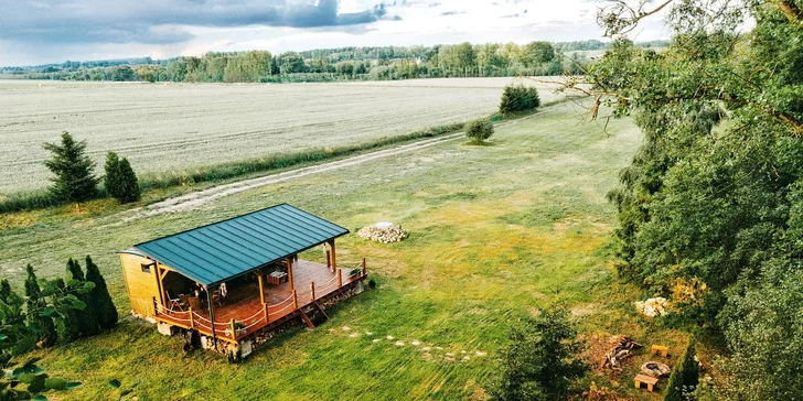 Relax v štýlovej maringotke vo východných Čechách pre dvoch: kuchynka aj terasa s ohniskom
