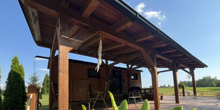 Relax v štýlovej maringotke vo východných Čechách pre dvoch: kuchynka aj terasa s ohniskom