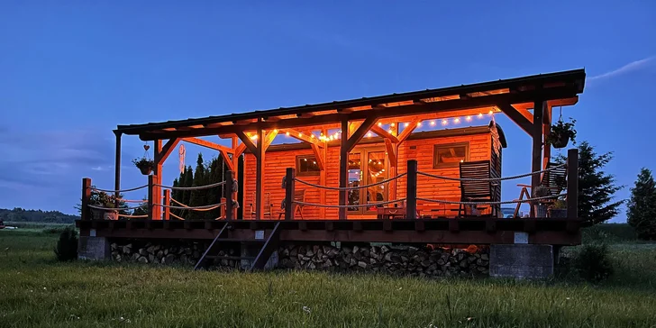 Relax v štýlovej maringotke vo východných Čechách pre dvoch: kuchynka aj terasa s ohniskom