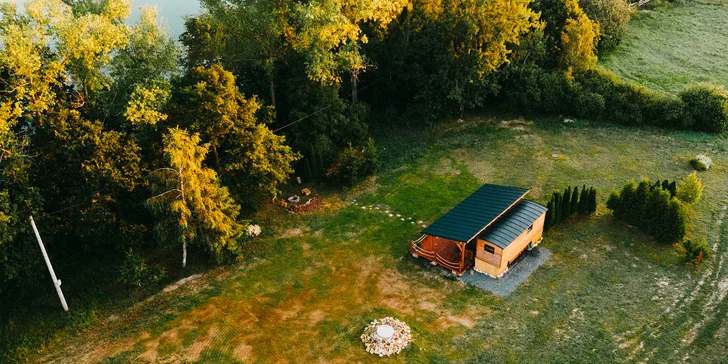Relax v štýlovej maringotke vo východných Čechách pre dvoch: kuchynka aj terasa s ohniskom