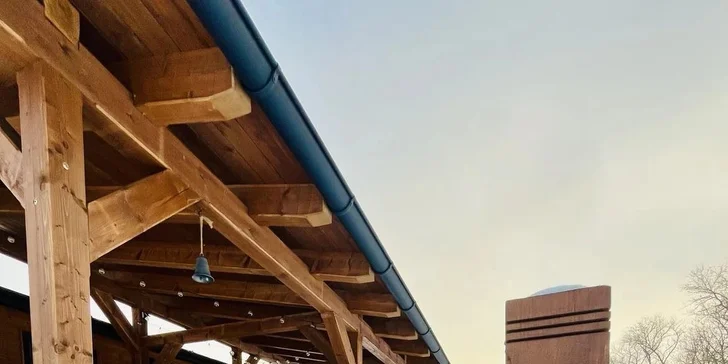 Relax v štýlovej maringotke vo východných Čechách pre dvoch: kuchynka aj terasa s ohniskom