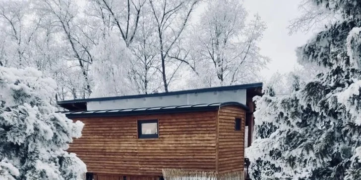 Relax v štýlovej maringotke vo východných Čechách pre dvoch: kuchynka aj terasa s ohniskom