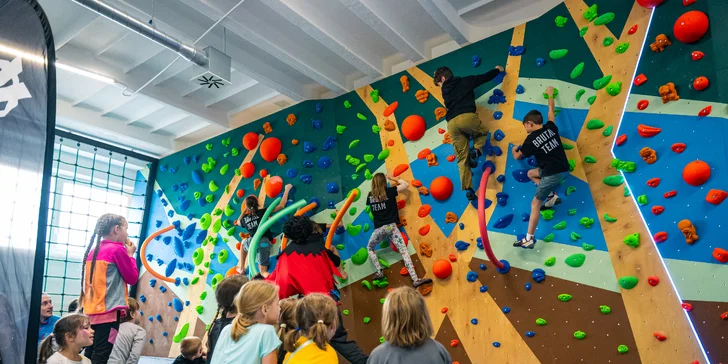 Adrenalín a zábava v lezeckom centre PRALEZ: Bouldrová stena, KIDZONE aj kurzy