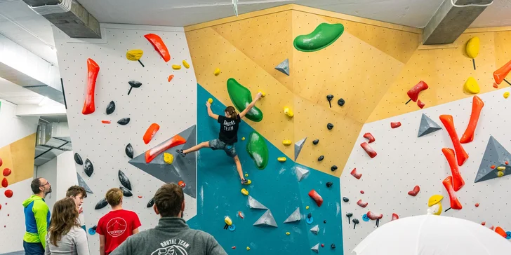 Adrenalín a zábava v lezeckom centre PRALEZ: Bouldrová stena, KIDZONE aj kurzy