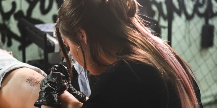 Tetovanie do 10 cm alebo permanentný make-up obočia, očných liniek či pier