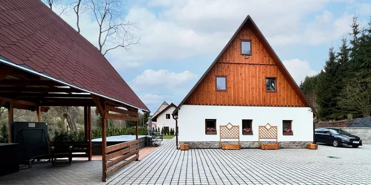 Útulná chalupa na Broumovsku: až 15 osôb, ohnisko, sauna aj kúpací sud