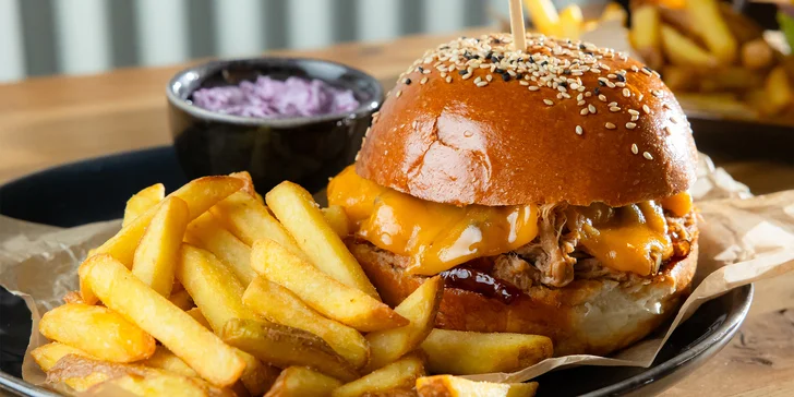 Hovädzí Dilema alebo Pulled pork burger s hranolčekmi