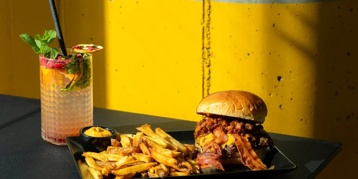 BaconJam smash burger s hranolčekmi, dressingom a limonádou