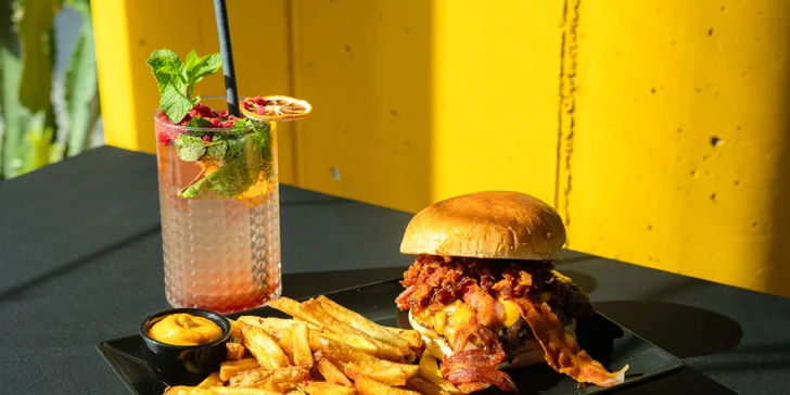 BaconJam smash burger s hranolčekmi, dressingom a limonádou