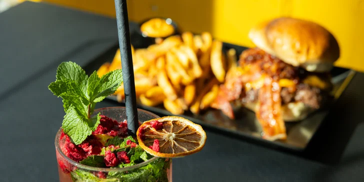 BaconJam smash burger s hranolčekmi, dressingom a limonádou