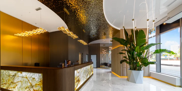 Luxusné apartmány v Sky Tower: najvyššia budova Vroclavu a nedávno aj Poľska, možnosť jacuzzi