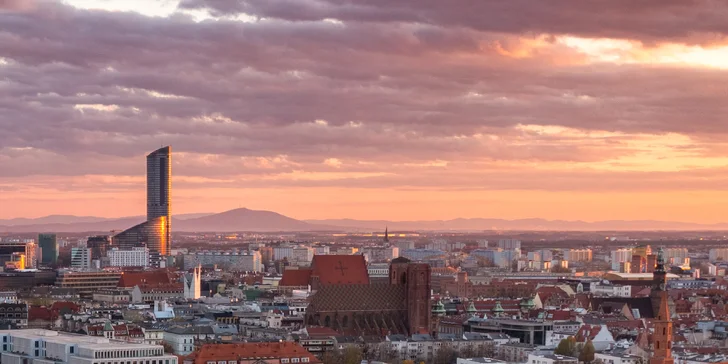 Luxusné apartmány v Sky Tower: najvyššia budova Vroclavu a nedávno aj Poľska, možnosť jacuzzi