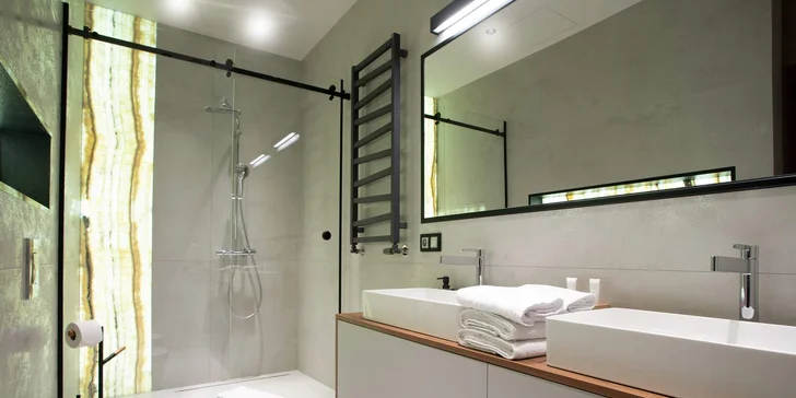 Luxusné apartmány v Sky Tower: najvyššia budova Vroclavu a nedávno aj Poľska, možnosť jacuzzi