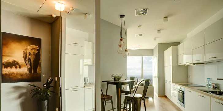 Luxusné apartmány v Sky Tower: najvyššia budova Vroclavu a nedávno aj Poľska, možnosť jacuzzi
