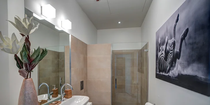 Luxusné apartmány v Sky Tower: najvyššia budova Vroclavu a nedávno aj Poľska, možnosť jacuzzi