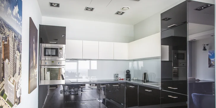 Luxusné apartmány v Sky Tower: najvyššia budova Vroclavu a nedávno aj Poľska, možnosť jacuzzi