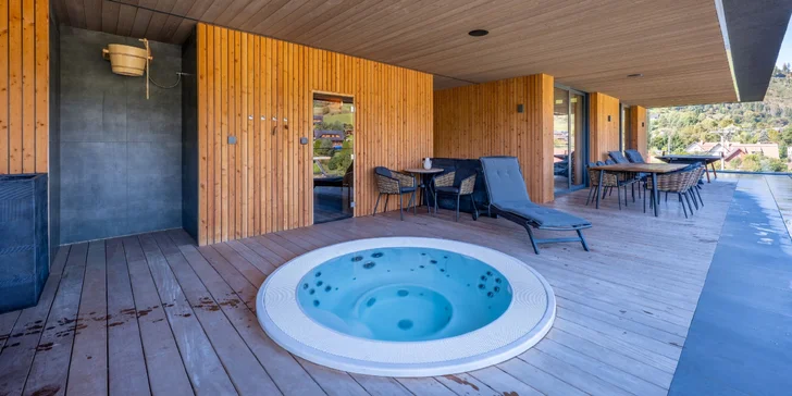 Moderná vila obklopená prírodou: panoramatické výhľady, súkromná terasa, krb, športovisko aj privátny wellness