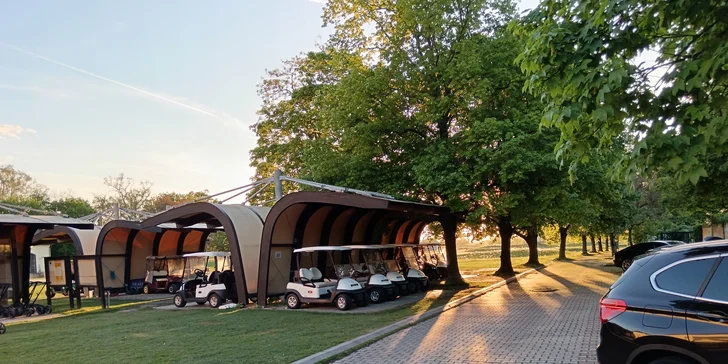 Víkendový skupinový golfový kurz na získanie zelenej karty s majstrom Slovenska Karolom Balnom v Apex golf club v Báči