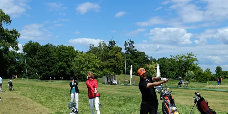 Začnite s golfom! Skupinový kurz vrátane vystavenia Štart karty s PGA golfovým profesionálom Karolom Balnom