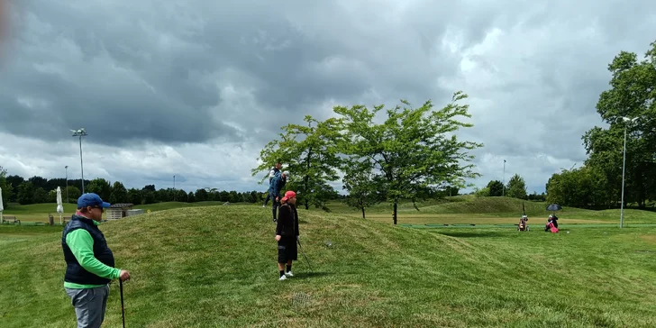 Začnite s golfom! Skupinový kurz vrátane vystavenia Štart karty s PGA golfovým profesionálom Karolom Balnom