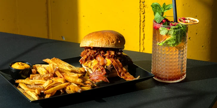 BaconJam smash burger s hranolčekmi, dressingom a limonádou