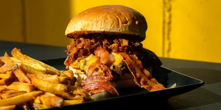 BaconJam smash burger s hranolčekmi, dressingom a limonádou