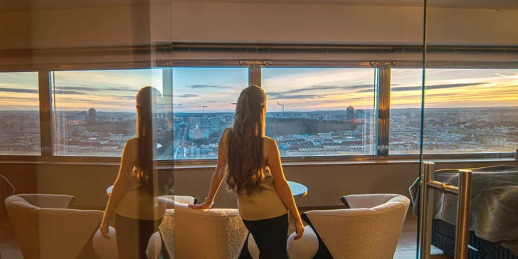 Romantika s výhľadom na Prahu: pobyt v unikátnom hoteli v Žižkovskej veži s raňajkami a vínom