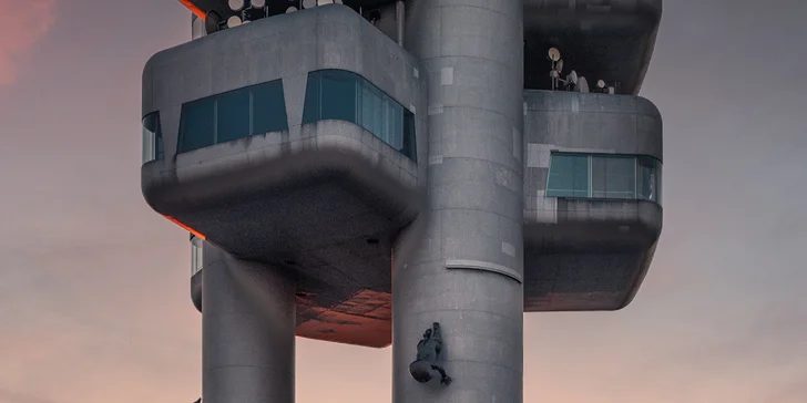 Romantika s výhľadom na Prahu: pobyt v unikátnom hoteli v Žižkovskej veži s raňajkami a vínom