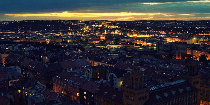 Romantika s výhľadom na Prahu: pobyt v unikátnom hoteli v Žižkovskej veži s raňajkami a vínom