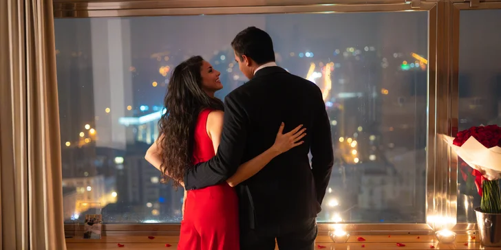 Romantika s výhľadom na Prahu: pobyt v unikátnom hoteli v Žižkovskej veži s raňajkami a vínom